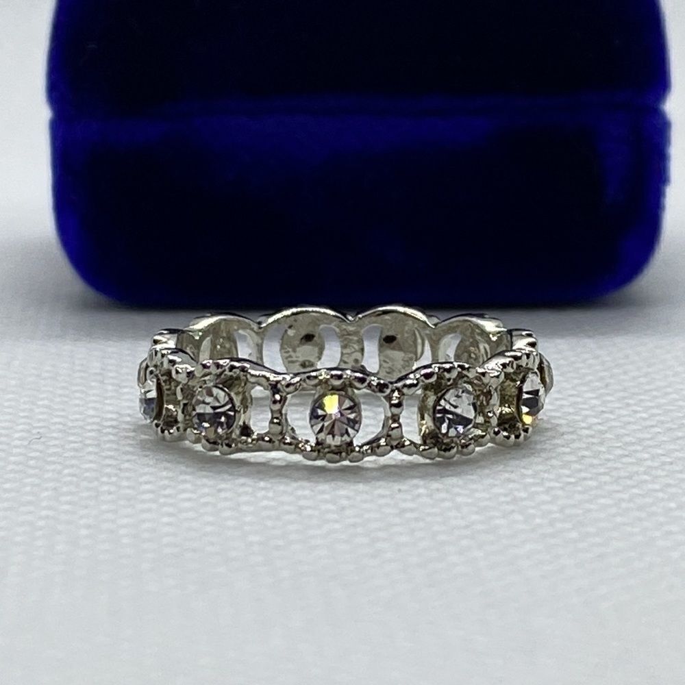 💛 Silver Tone Rhinestone Ring - Picture 4 of 5
